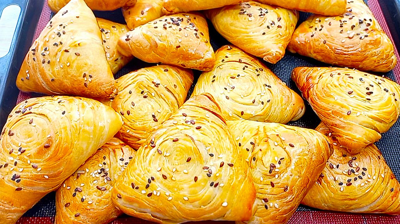 Слоеная самса с мясом! Хрустящая и сочная, не пропустите этот рецепт! смотреть онлайн