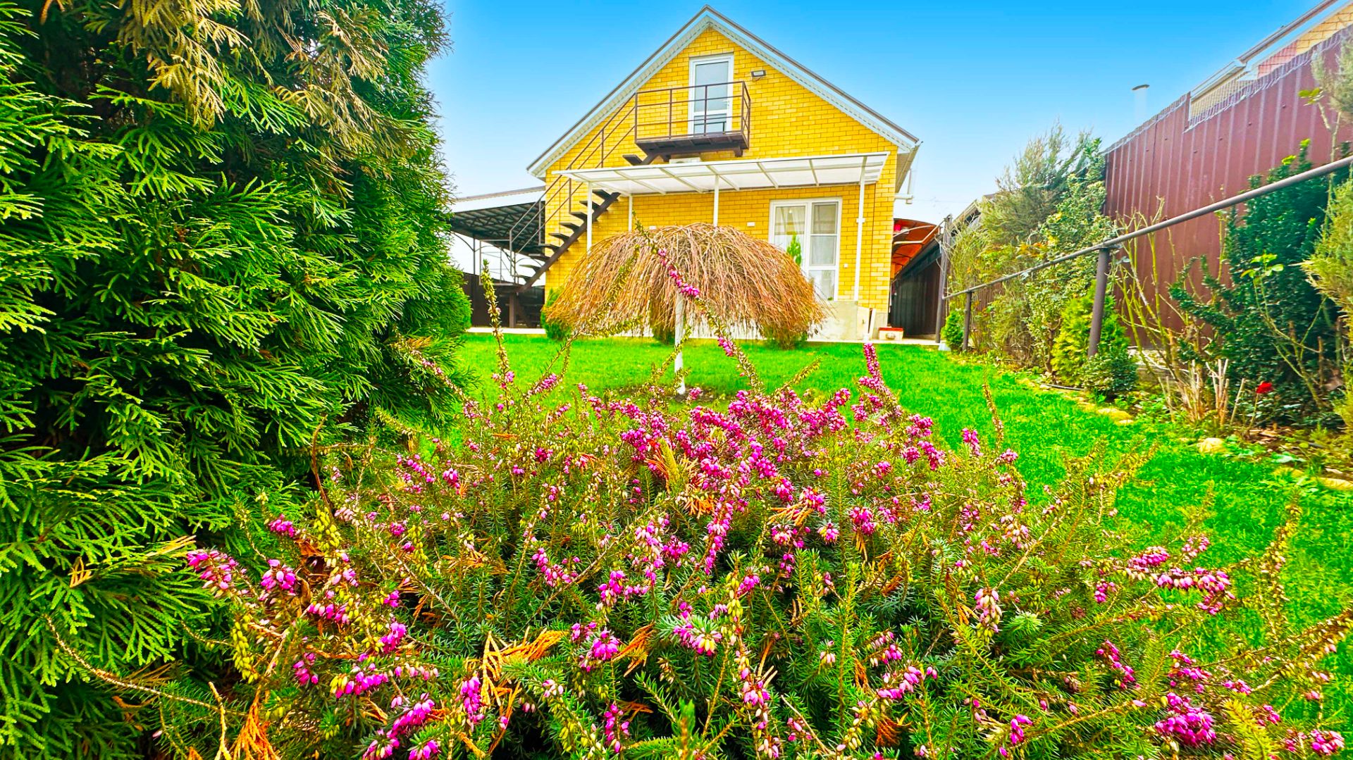 Современный красивый дом "заходи и живи"