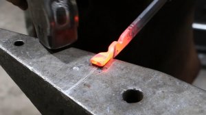 Ковка плоских щипцов.