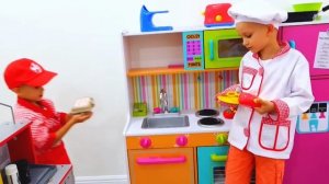 Влад с братом готовят наивкуснейший завтрак для мамы!