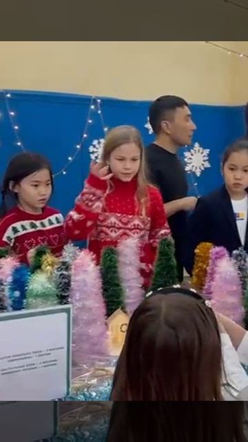 На школьной Новогодней благотворительной ярмарке
