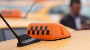 Таксист помог задержать курьера украинских мошенников в Москве