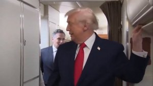Трамп отхватил дверью в самолете Air Force One 'Привет. Кто там? Выходи'