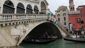 В Венеции женщина угнала лодку и врезалась в мост Риальто