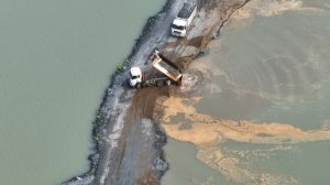 Самосвал SHACMAN ушел под воду при провале  части насыпной дороги.