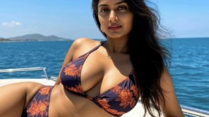 Индияночка на яхте отдыхает