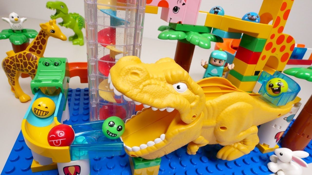 СТРОИМ ГОРКУ ДЛЯ ШАРИКОВ С ДИНОЗАВРАМИ КАТАЕМ ШАРИКИ АСМР ВИДЕО ДЕТЕЙ КАНАЛ ИГРАЛКИ-ЗАЛИПАЛКИ