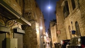 Ваши  молитвы в День святого Николая - иду по украшенному к Рождеству Старому городу Иерусалима