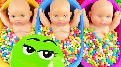 Мультики для детей. Сладкие конфетки в ванночках с куклами. Смотреть онлайн для детей и малышей.