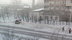 убирают снег с улицы Улан-Удэ