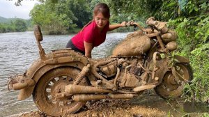 Девушка восстанавливает  старый мотоцикл.