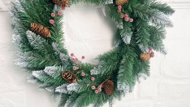 Венок НОВОГОДНИЙ ЗАСНЕЖЕННЫЙ с шишками и ягодами, хвоя - PVC, 60 см, ВН-15