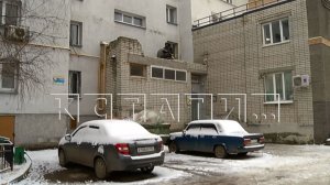 Общий козырёк подъезда в частный балкон решил превратить житель Советского района