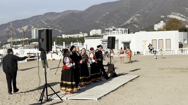 Проводы осени или Зимние пляжи Геленджика по выходным - песни, танцы, заплывы в море