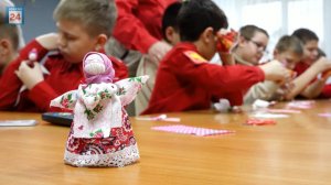 Со словами о защите и мыслями о Победе: куклы-обереги для бойцов СВО из Хакасии готовят юные казаки