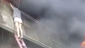 На Филиппинах женщина во время пожара в доме спасла своих собак, а затем спустилась сама