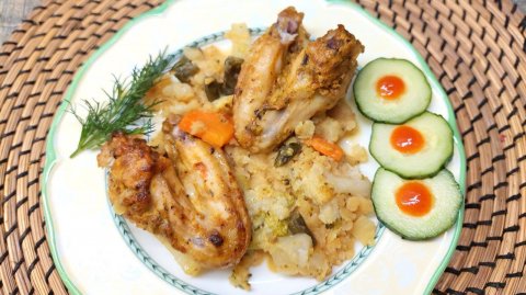 Пикантные куриные крылышки с красной чечевицей и набором полезных овощей. Блюдо из духовки.