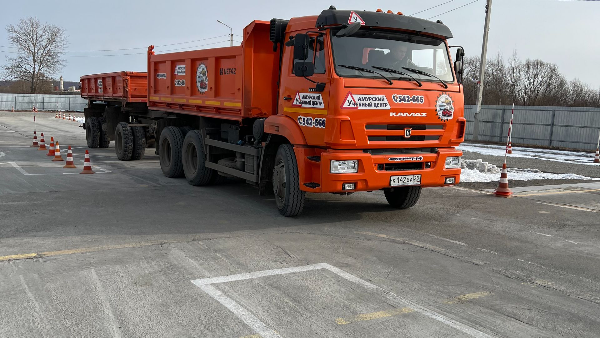 Категория СЕ. Заезжаем в гараж задним ходом. Управляем прицепом с поворотной осью без стопора.
