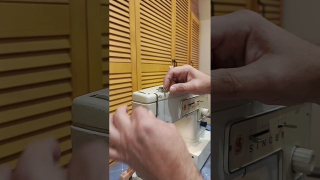 Видео инструкция по работе на швейной машине SINGER 433