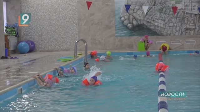 «Как рыбы в воде»: более 7 тыс. школьников научились плавать благодаря городской программе