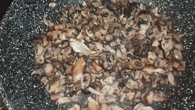 Салат с курицей, овощами и грибами