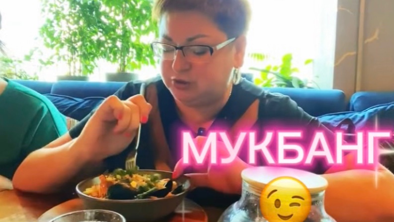 ВОТ ЭТО АНЮ ОБИДЕЛИ🤣МНЕ ПРИНЕСЛИ ,а ей НЕТ/МУКБАНГ ЛАПША КУРИНАЯ И ЛАПША ТОМ ЯМ