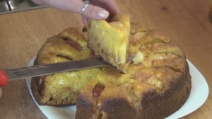 Творожная шарлотка - вкусный яблочный пирог.