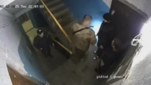 Доброволец не успел открыть входную дверь квартиры.