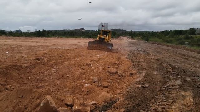 Part_15. Строительство дороги с использованием горного камня. Бульдозер толкает камни.