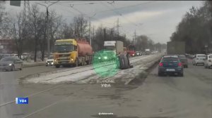 В Уфе на улице Трамвайной перевернулся автомобиль