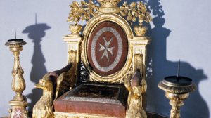 Попытка «посидеть по-царски»: Эрмитаж подал в суд на посетителя, повредившего Мальтийский трон