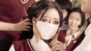 ТРАВЛЯ И МЕСТЬ: После смерти девушка НЕЗРИМО преследует всех | КРАТКИЙ ПЕРЕСКАЗ ФИЛЬМА