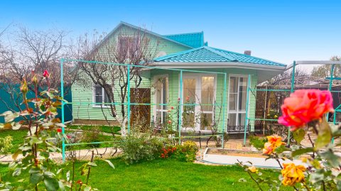 Шикарный дом с банькой на красивом участке