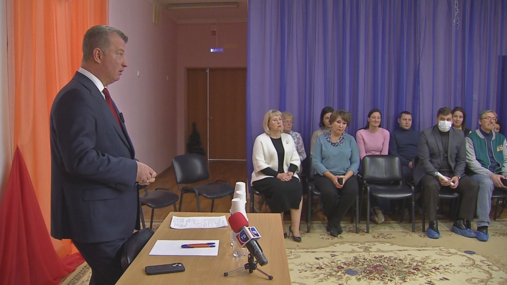 Дальнейшую судьбу детсада «Умка» глава обсудил с родителями смотреть онлайн