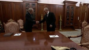 Владимир Путин поздравил председателя КС с приближающимся Днем Конституции.