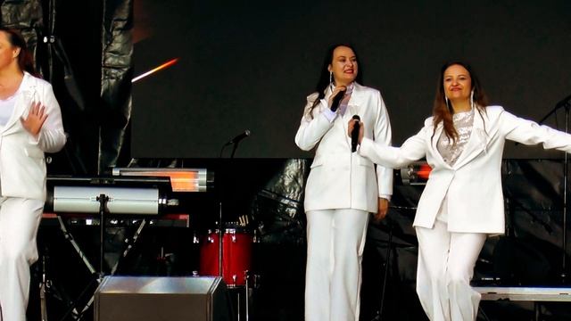 Женский вокал, который проникает в душу — ансамбль исполняет проникновенную песню.