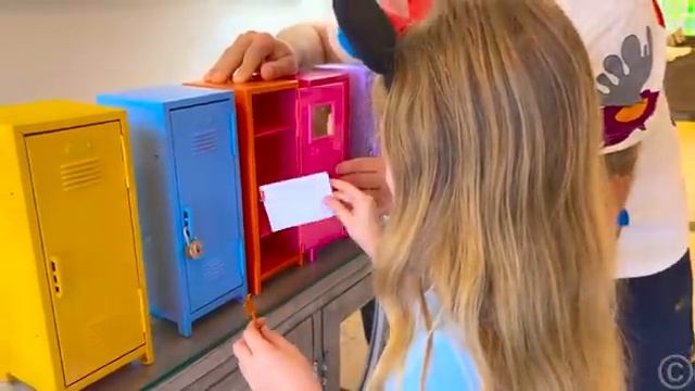 Настя и Папа отгадывают необычные загадки 5 шкафчиков