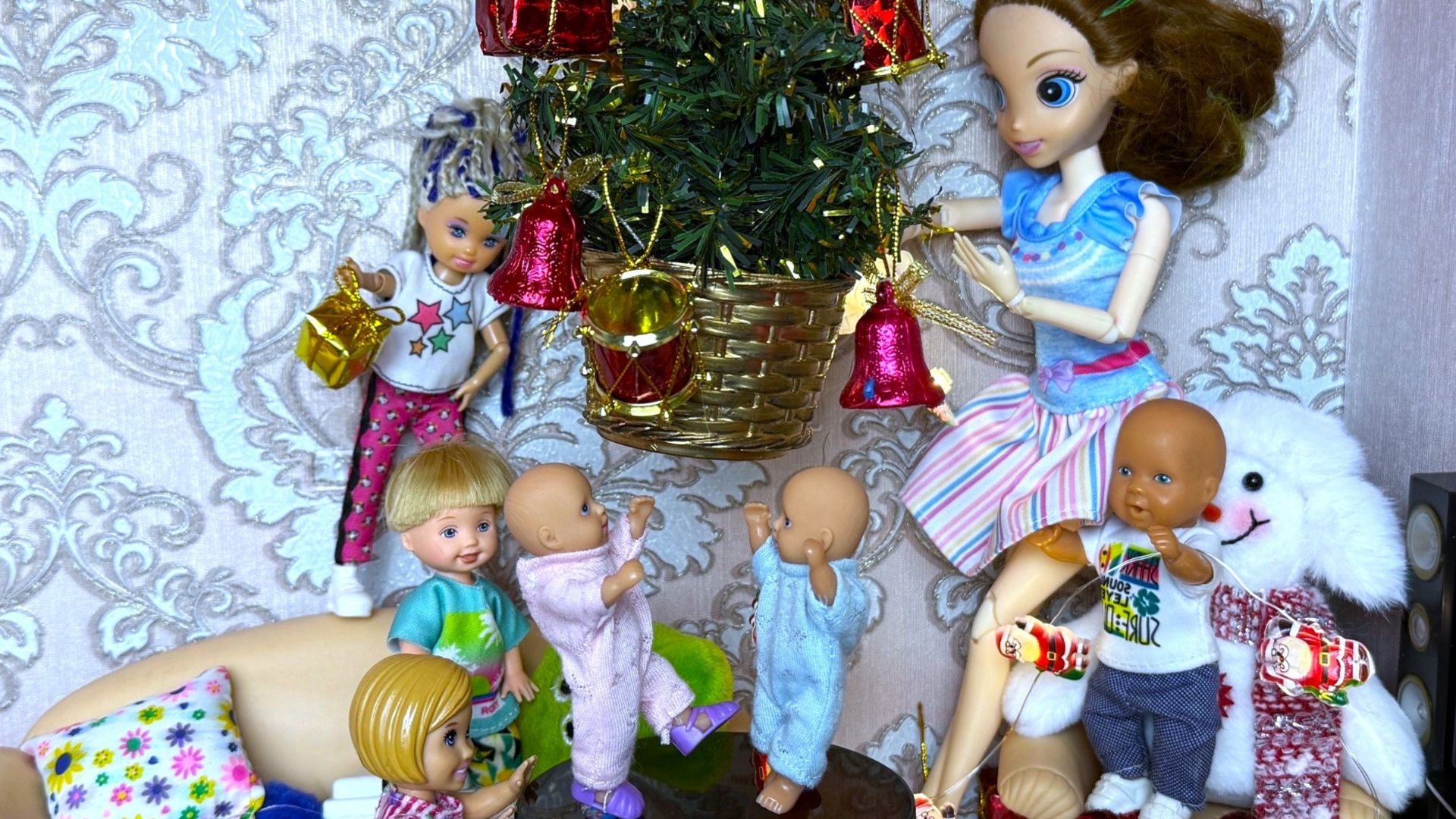 ЁЛКА НА ПОТОЛКЕ🎄😱 Украшаем дом к Новому Году Катя и Макс веселая семейка! Барби ЛОЛ смотреть смотреть онлайн