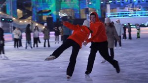 В "Лужниках" открылся каток с мультимедийными инсталляциями.