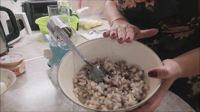 Влог/И снова кулинарю/Селёдка под шубой с изюминкой/Встреча с девчонками/ смотреть онлайн