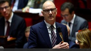 Reuters указало на возможную приостановку работы правительства Франции