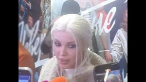 Оксана Самойлова пришла на премьеру в парике