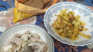 Картошка жареная и селёдка, мукбанк