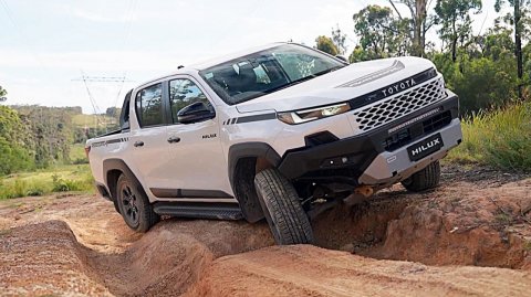Новый Toyota Hilux Rugged X 2026 — Что вытворяет этот монстр