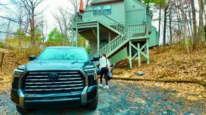 Мы нашли дом, который хотим переделать. Давайте посмотрим поближе. Дом в лесу на Airbnb