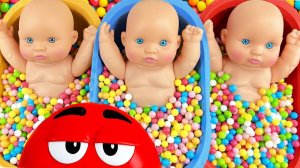 Мультики для детей. Яркие лялечки и конфетки ЭмЭнДенс в ванночках. Смотреть мультики для малышей.