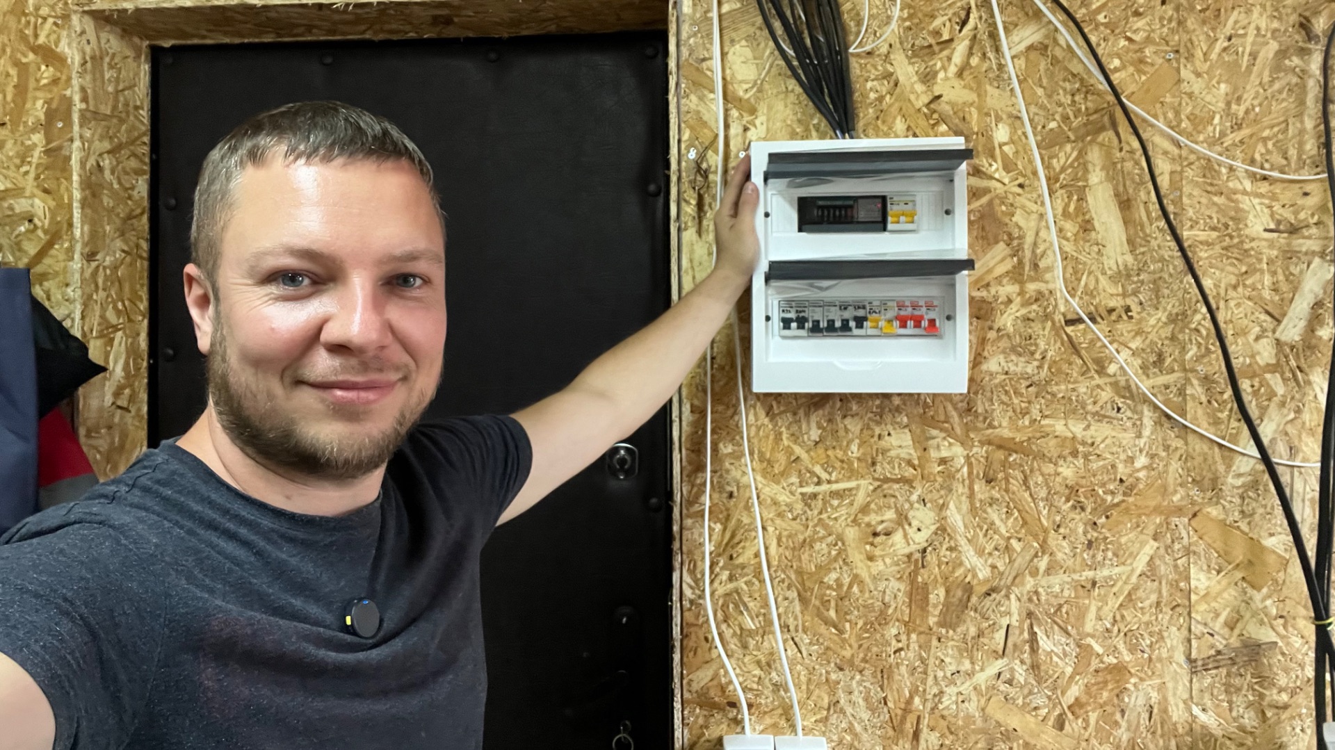 Спрятал провода нашего загородного дома в электрощиток!