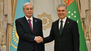 Токаев прибыл в Ашхабад для участия в торжествах в честь тридцатилетия нейтралитета Туркменистана
