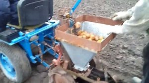 Минитрактор своими руками. Посадка картофеля самодельной сажалкой.