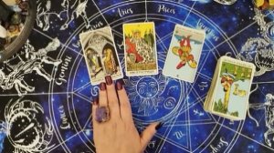 Что ждёт в сфере любви и отношений в ближайший месяц? Общий расклад для всех.